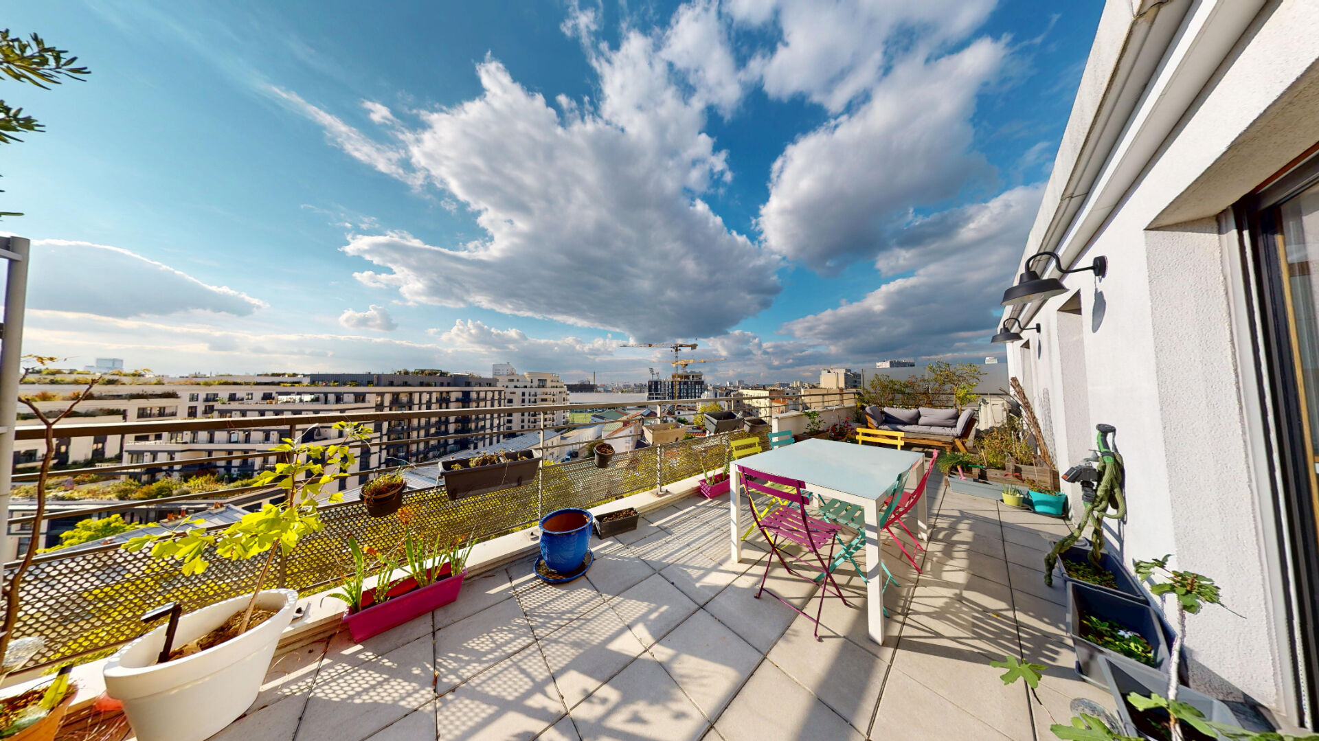 Penthouse de 4 pièces avec terrasse de 31,59m², parking et cave.
