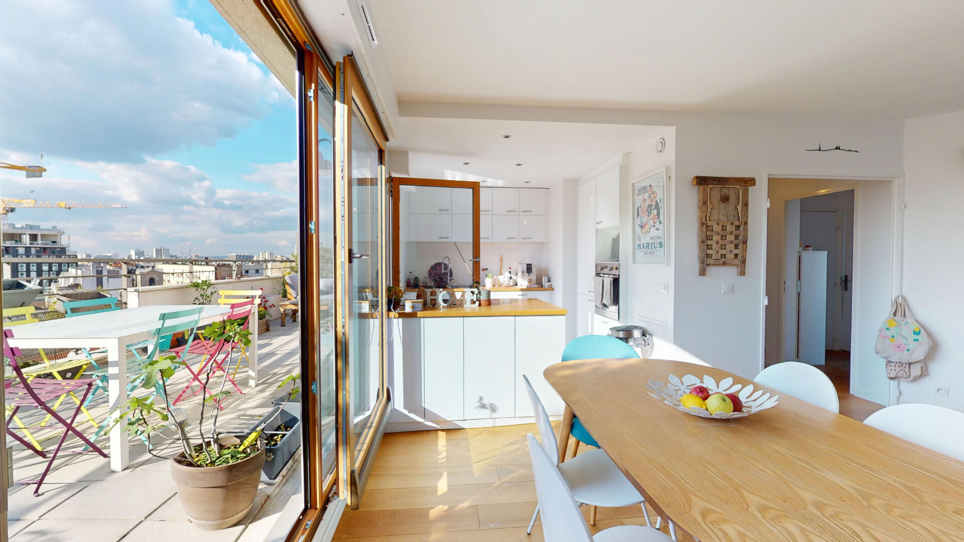 Penthouse de 4 pièces avec terrasse de 31,59m², parking et cave.