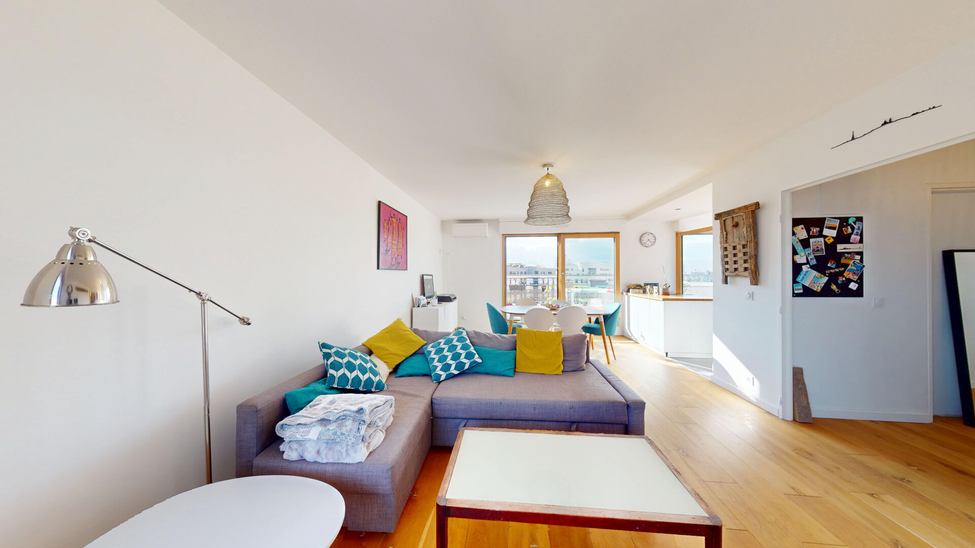 Penthouse de 4 pièces avec terrasse de 31,59m², parking et cave.
