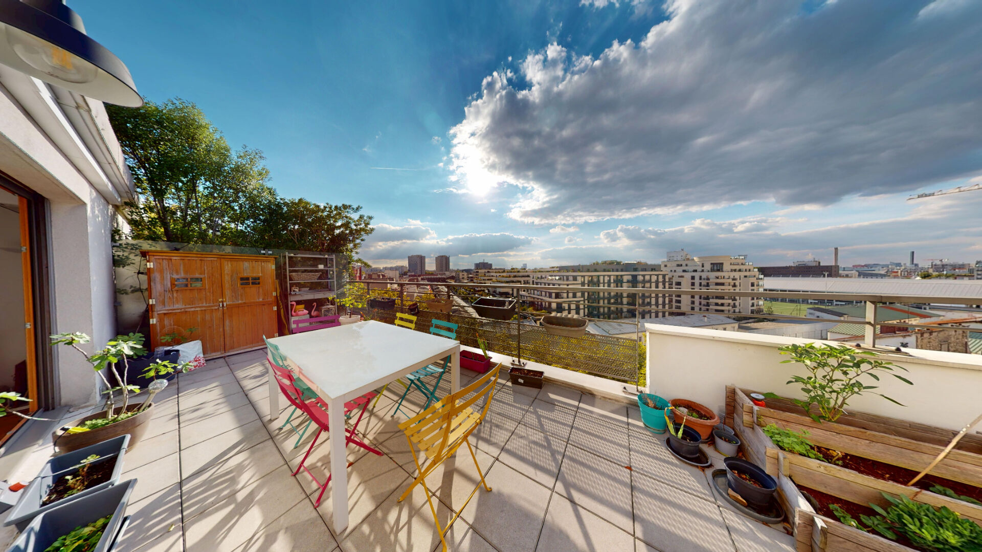 Penthouse de 4 pièces avec terrasse de 31,59m², parking et cave.