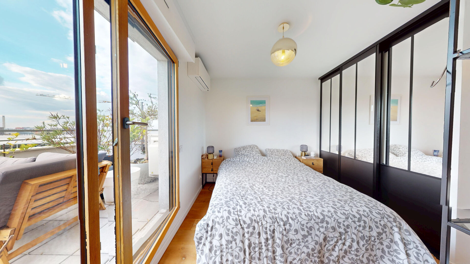 Penthouse de 4 pièces avec terrasse de 31,59m², parking et cave.