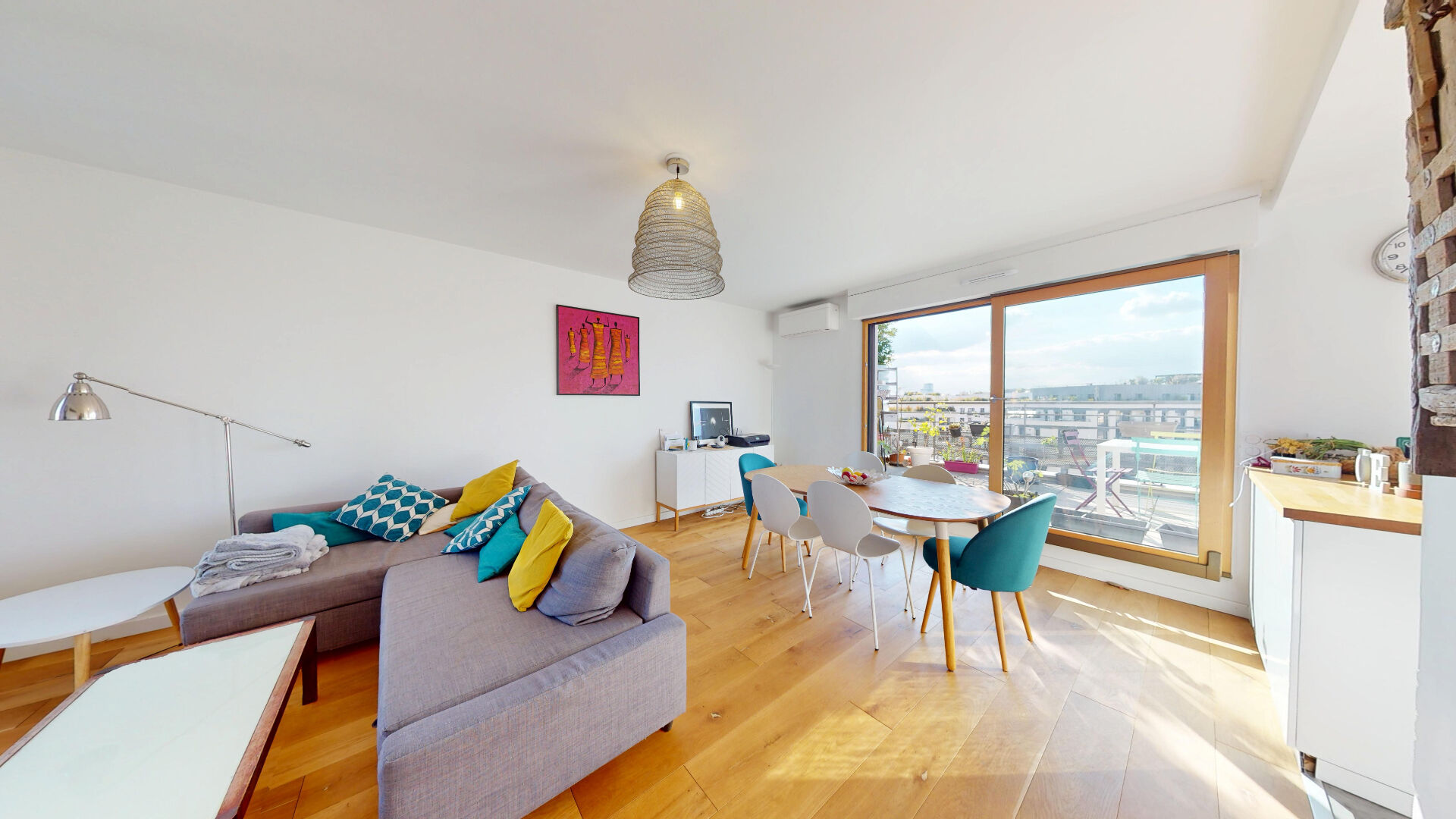 Penthouse de 4 pièces avec terrasse de 31,59m², parking et cave.