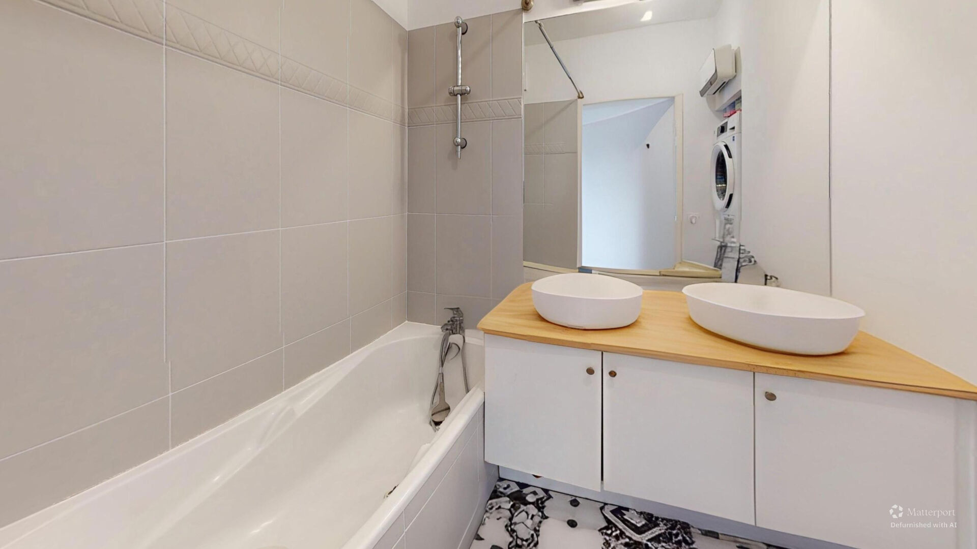 Penthouse de 4 pièces avec terrasse de 31,59m², parking et cave.
