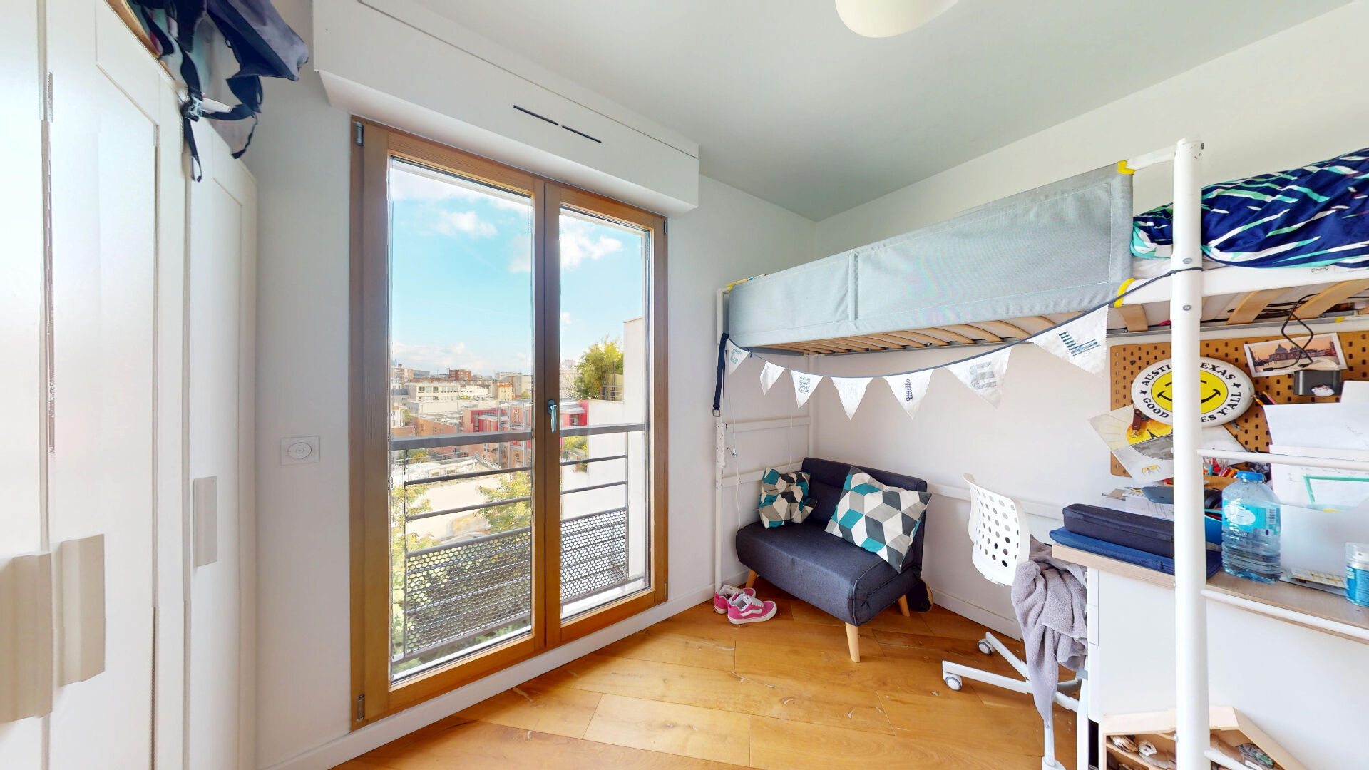 Penthouse de 4 pièces avec terrasse de 31,59m², parking et cave.