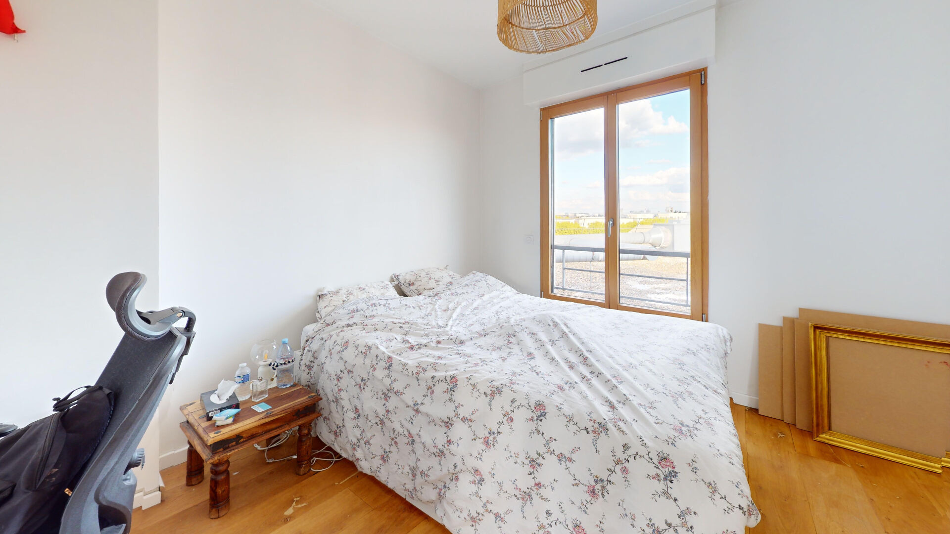 Penthouse de 4 pièces avec terrasse de 31,59m², parking et cave.